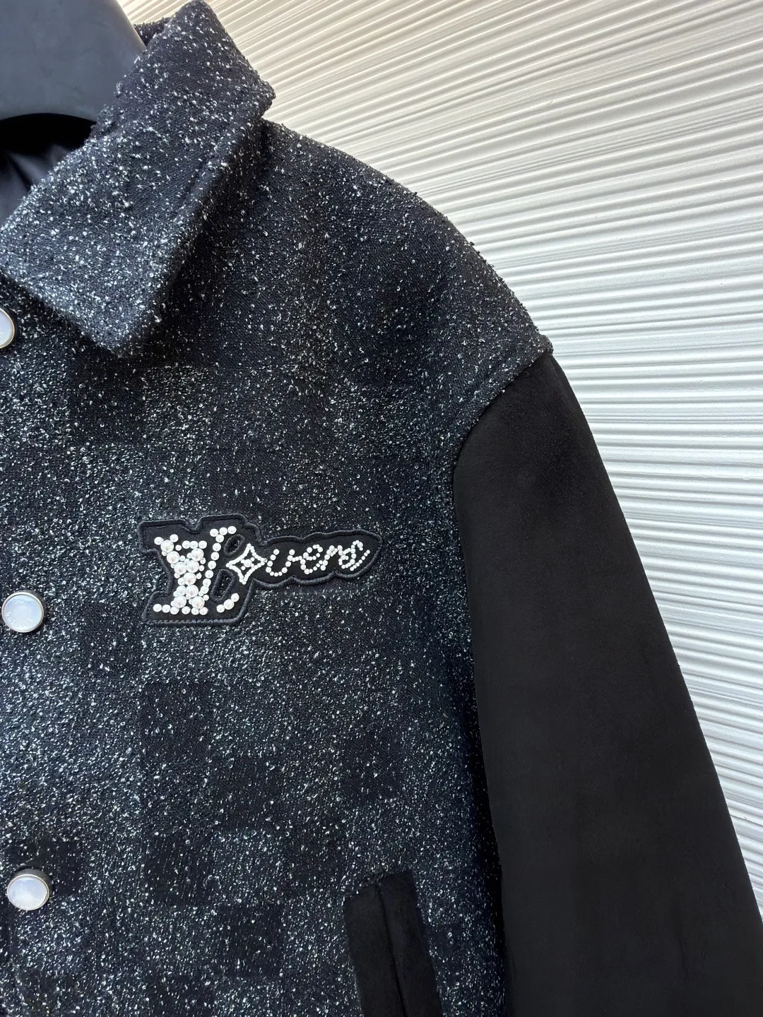 LOUIS VUITTON Genuine leather beaded flocking checkerboard baseball jacket ●Original version: 51000 purchase and development ●Item number: 1681012-i25 ●Fabric: denim flocked bouclé material ●Technology: embroidery ●Version: fitted version ●Weight: about 1795 grams ●Size: 46-48-50-52 ●Description: Made of denim bouclé, the body is embellished with a jacquard logo, while nubuck sheepskin is used on the sleeves and pockets, adding a soft touch. The body is also cleverly integrated with the Damoflage pattern, and the logo patch decorated with rhinestones and resin beads complements the bright pearlescent buttons, showing a dazzling style. The refined craftsmanship and elegant tailoring of this style are evident in the styled collar, striped ribbed hem and cuffs, and fully lined and pearlized snap placket at the front. The overall wiring is straight and delicate, the fabric is comfortable and soft, and the color is consistent without color difference. It can be matched with the same style to create a fashionable look and control various occasions. Customized accessories, complete with three standards, same style for men and women!